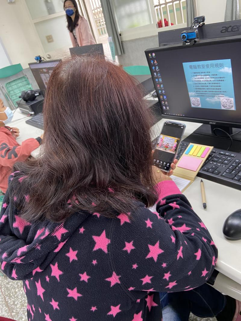 學員們準備了不少家裡孫子、孫女、小朋友的照片要來製作，也有學員挑選自己參加活動、旅遊時美美的照片要來做貼圖。