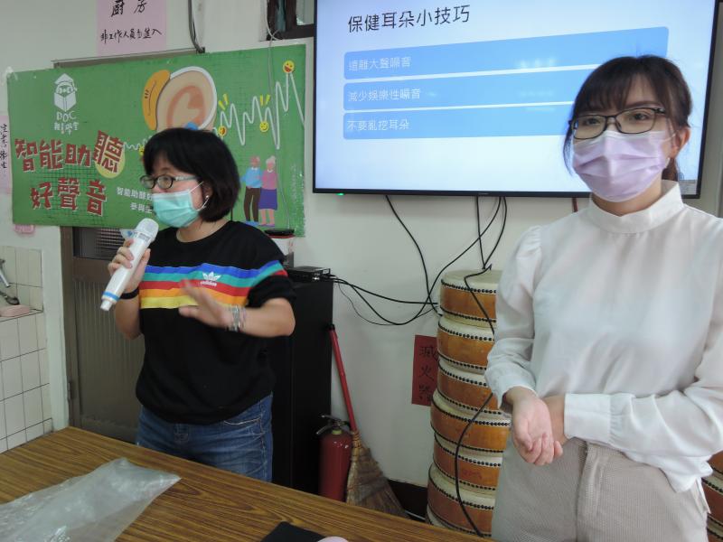 志工桂美協助講師將重要的注意事項以閩南語敘述一遍