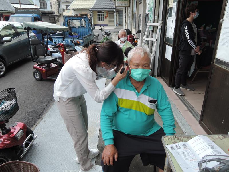 聽力師協助學員檢查耳朵的狀況