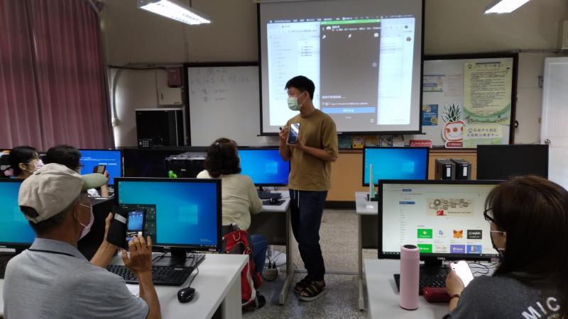 先認識目前常見的各種直播方式後, 老師說明使用手機就可以開始進行直播囉