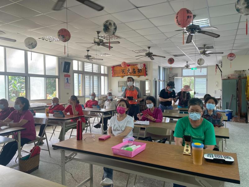 在Youtube學習搜尋自己喜歡的歌，練習操作在群組分享給好朋友聽歌。