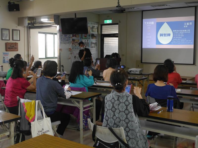 一群學員們掃描投影簡報上的照片