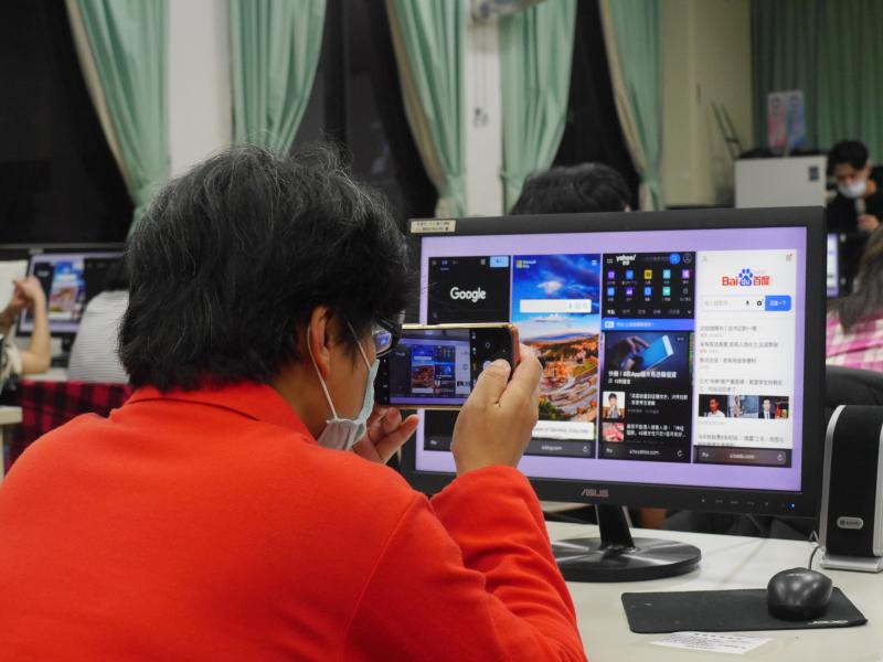 學員用手機掃描螢幕上的圖像