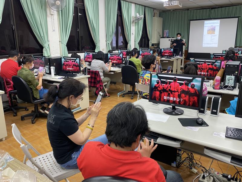 講師在投影幕前教導大家操作方式