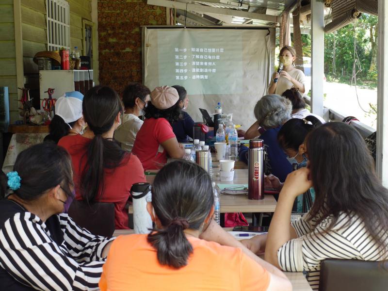 老師在一群學員面前講解簡報