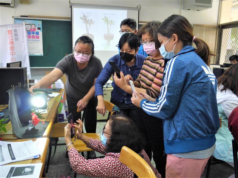 大家圍繞在商品的小攝影棚區