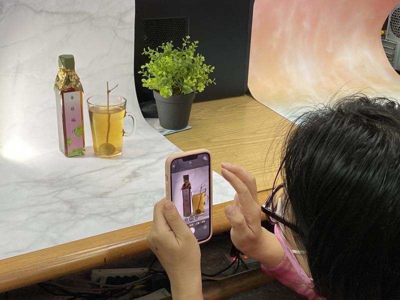 學員練習拍攝果醋商品