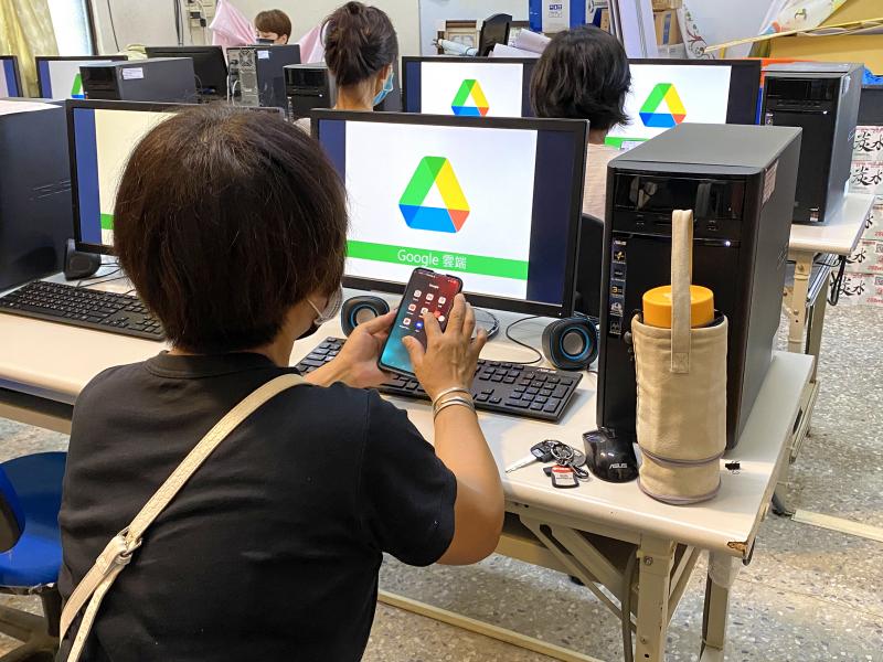 學員使用手機，跟著講師操作找尋Google雲端APP