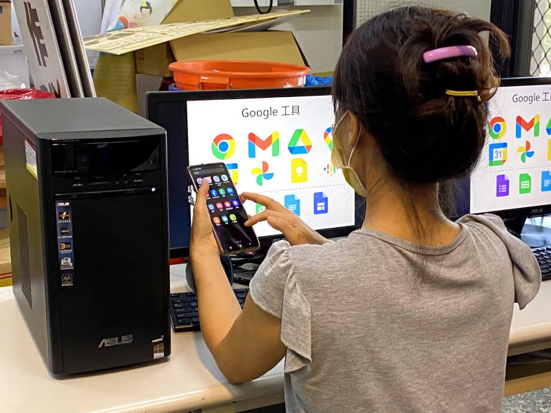 學員認真看著電腦簡報畫面，了解Google應用程式