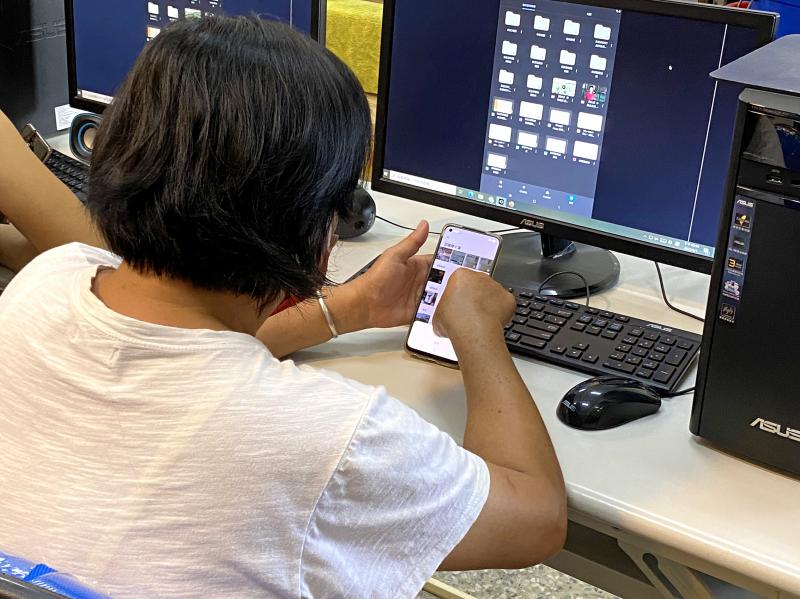 學員使用手機，學習操作Google雲端