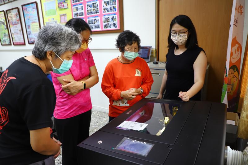 講師個別指導學員操作雷雕機