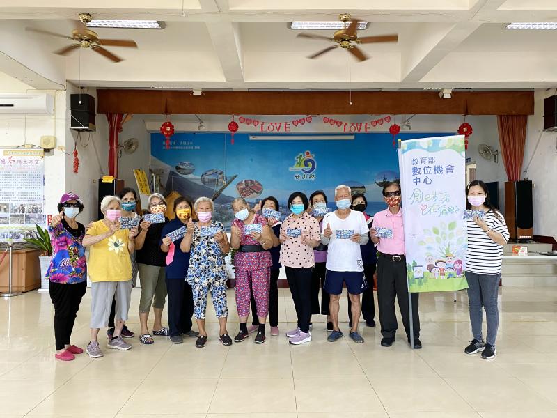 課後合影，民眾安全快樂的使用3C科技，並且學習數位新知識。