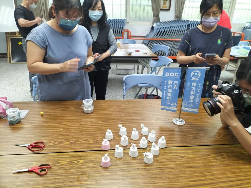 學員與成果的拍照中