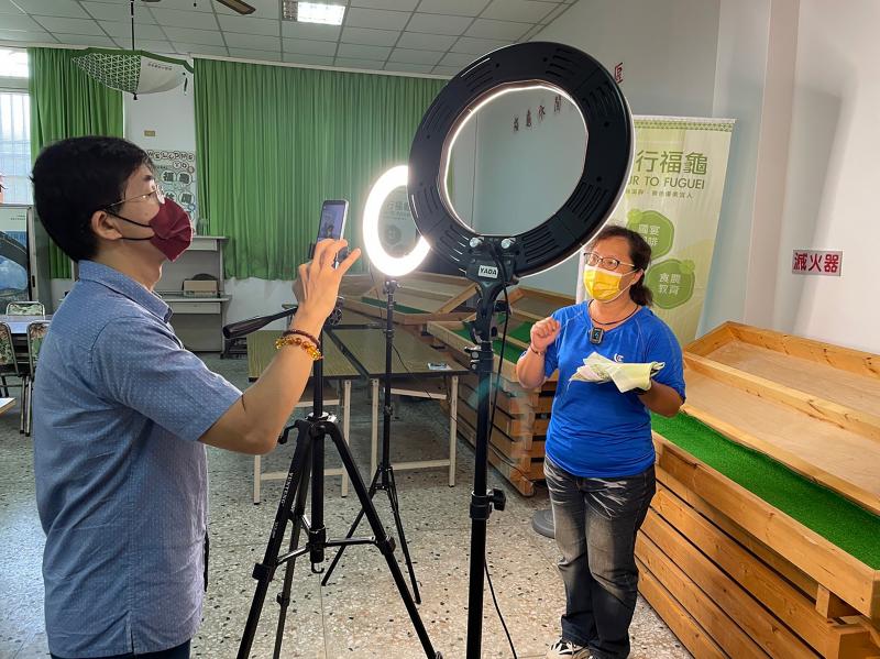 講師與學員介紹與示範直播所需器材