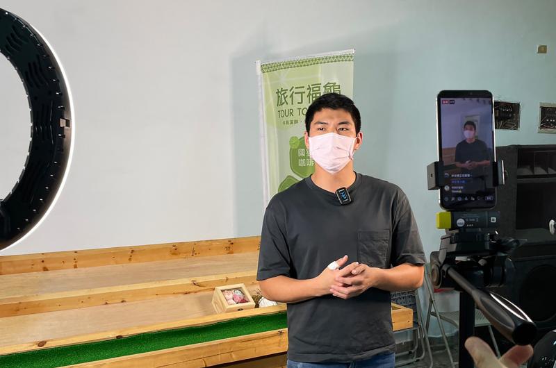 小農學員一個個實際練習透過直播介紹自己的店家