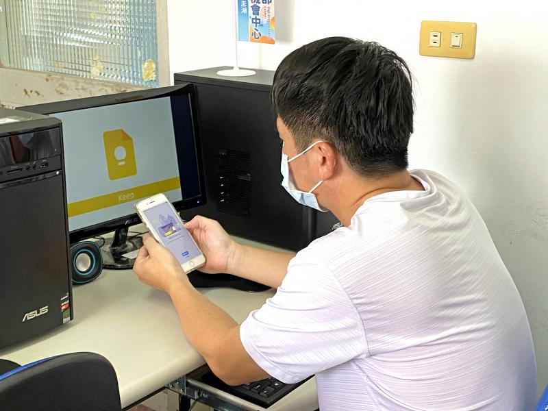 學員使用手機，學習操作Google Keep