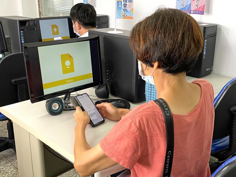 學員認真跟著講師的教學，一步步操作Google程式
