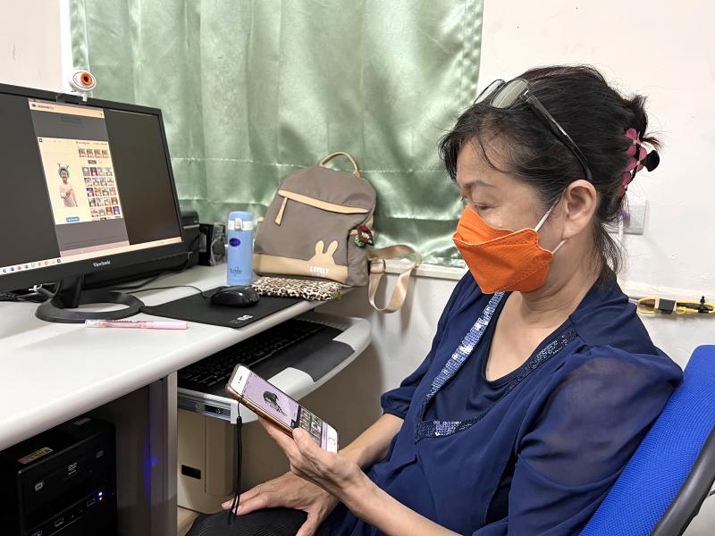 學員使用手機，操作照片去背