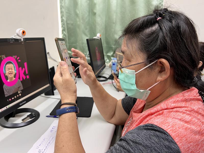 學員使用手機紀錄講師操作步驟