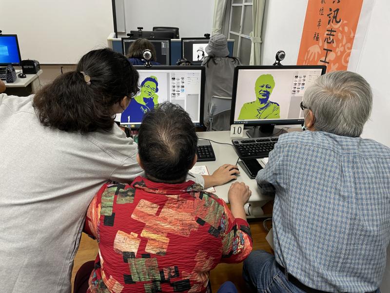講師協助學員操作軟體。