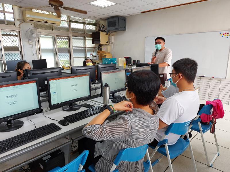 講師林建穎於開課時講解課程期程及大綱