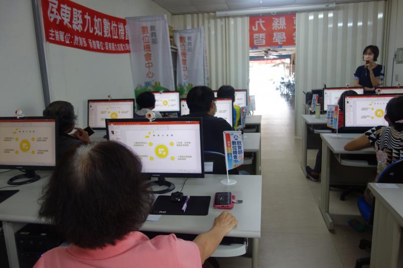 老師說明植物演變進化及透過香氣來吸引各種昆蟲延續生命