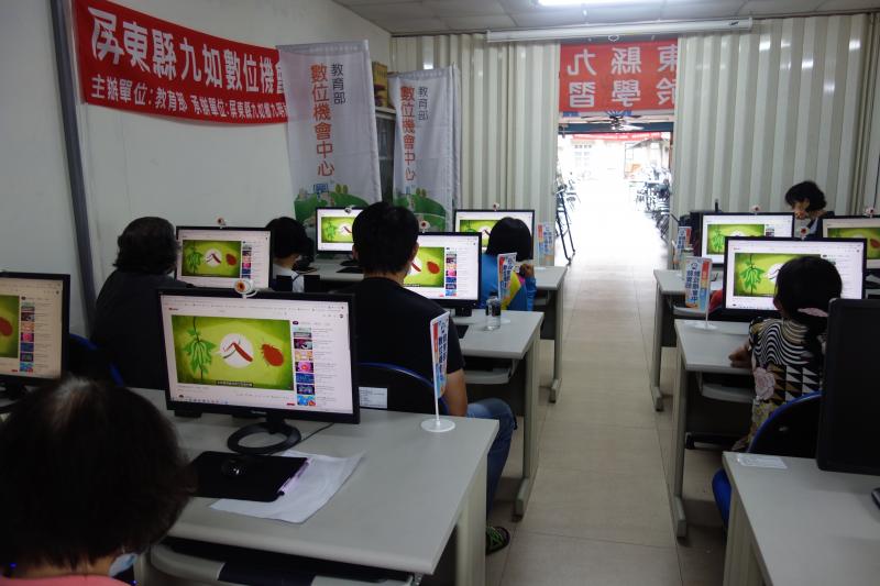 老師運用數位教材介紹植物產生氣味的香氣產生功能