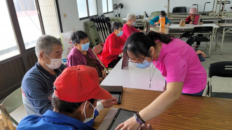 老師指導學員如何網路搜尋資料。