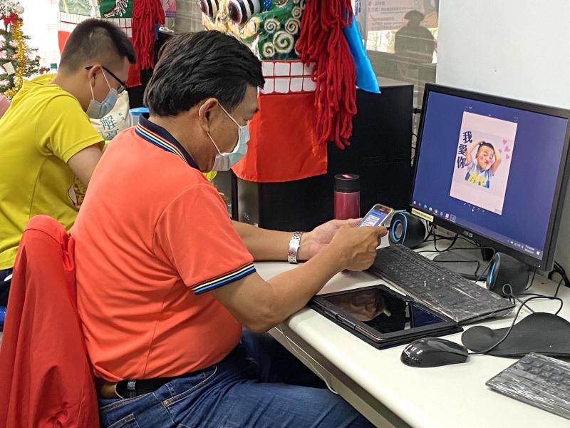 學員學習使用手機，開通LINE拍貼程式