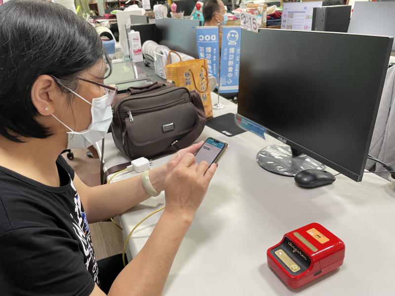 學員操作數位標籤機（型號：b21）