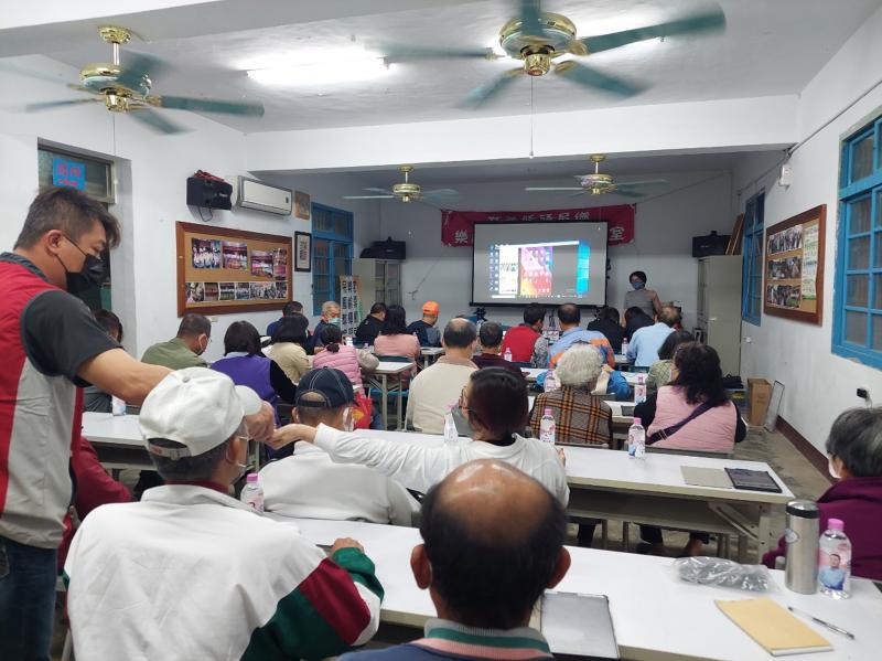 配合當地社區於夜間開課