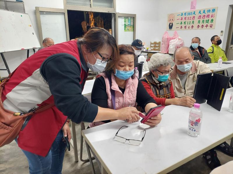 志工協助當地居民操作手機