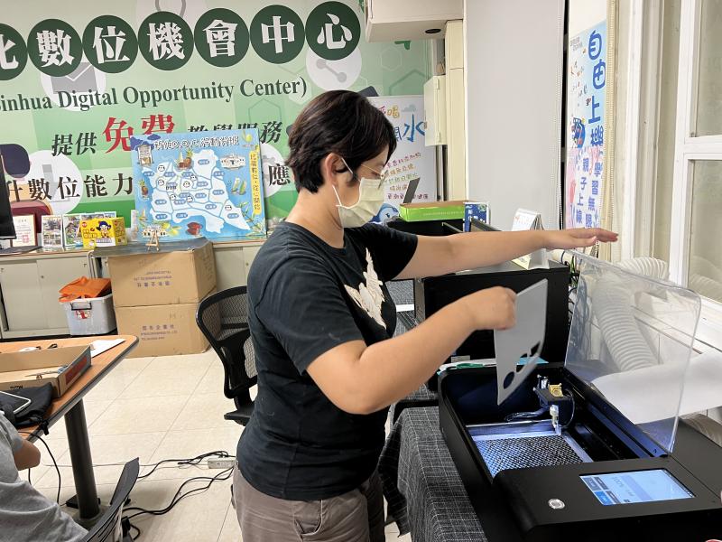 學員實際操作雷射雕刻