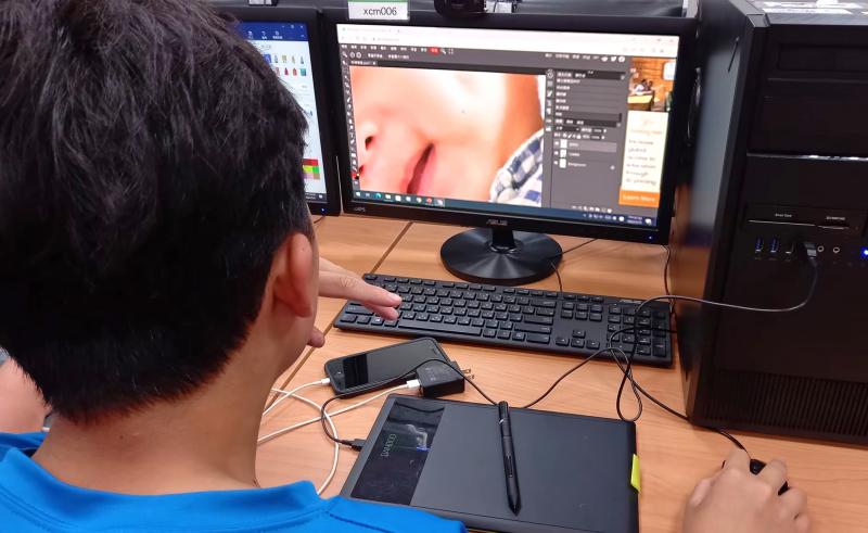 學員練習操作電腦軟體合成照片