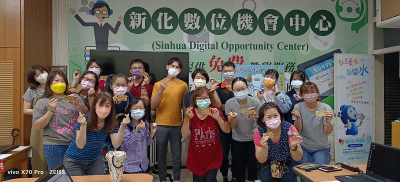 拿到自已的作品開心的笑容