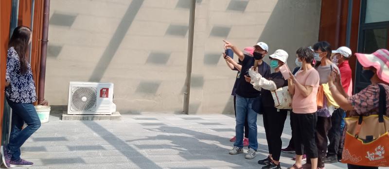 講師正在向學員解說拍攝注意事項