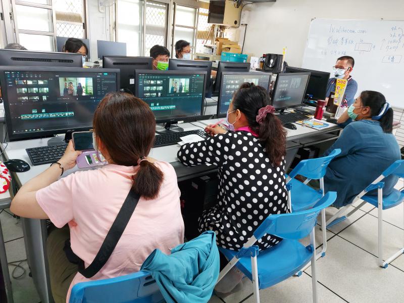 賴騏濬老師於月津國小電腦教室講解影片剪輯技巧