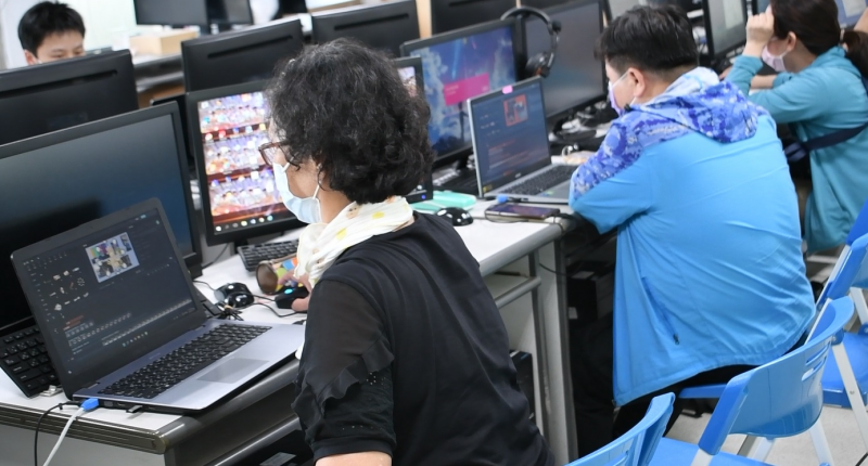 學員於課程中嘗試使用影片剪輯軟體「剪映」剪輯所拍攝之影片