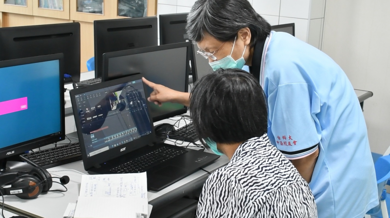 學員於課堂中討論影片的呈現方式