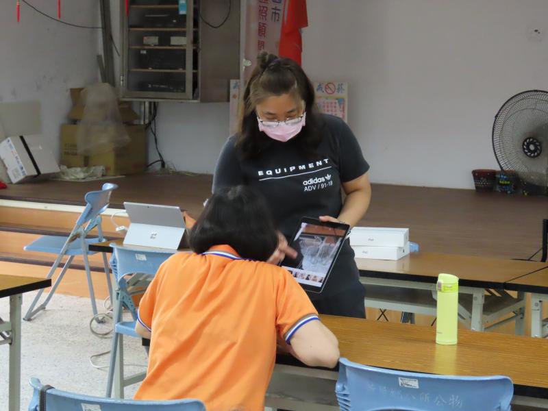 練習用平板自己操作，選擇濾鏡與姿勢範例