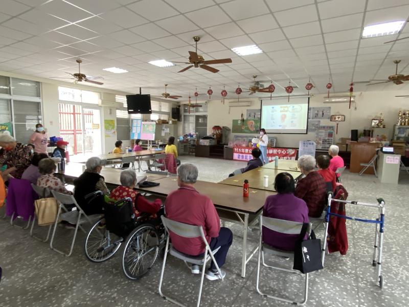 老師講解耳朵保健的概念。