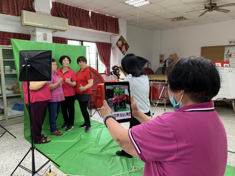 用平板Ulike軟體告訴同學要如何擺姿勢，互相協助練習