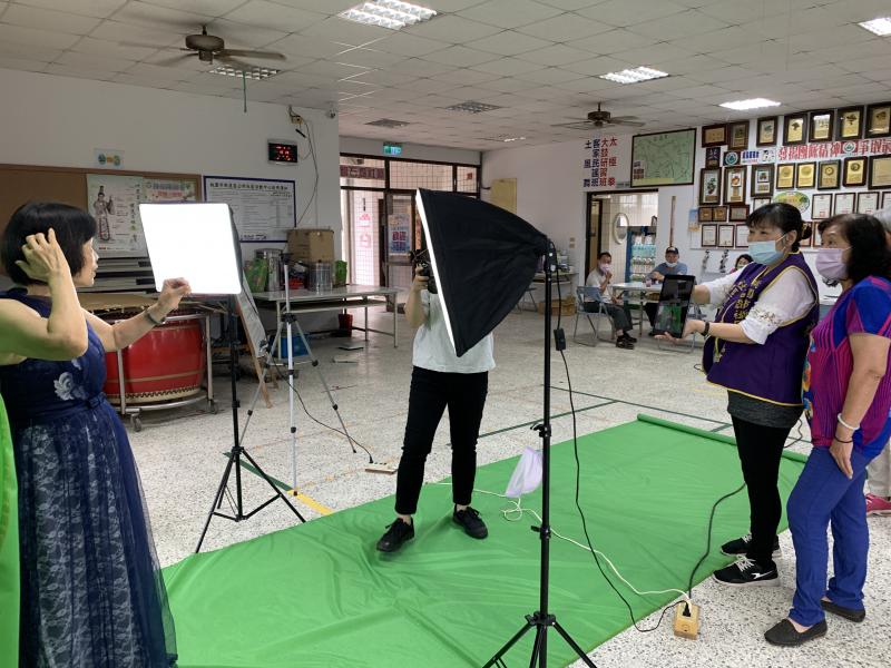 同學還特別換上老師帶的婚紗，利用平板軟體來拍照與擺姿勢，一位同學當攝影師一位當模特兒