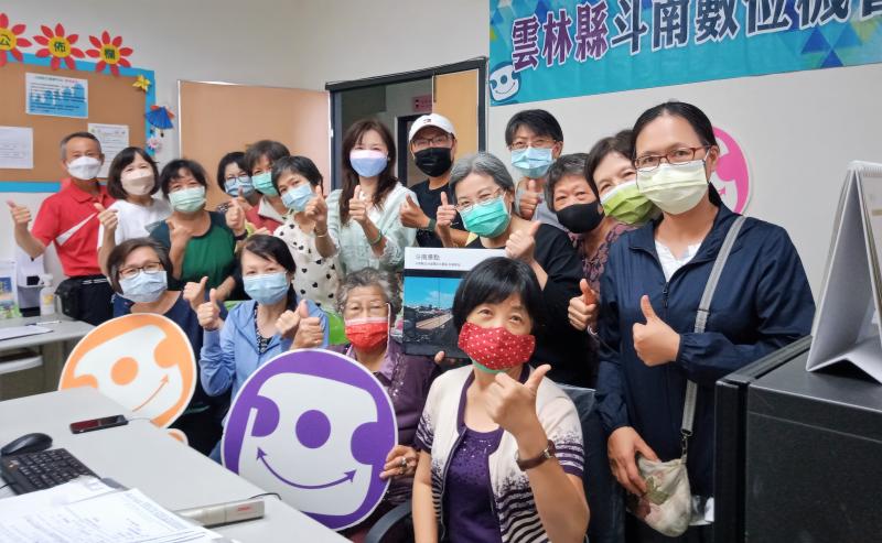 學員與講師開心合照