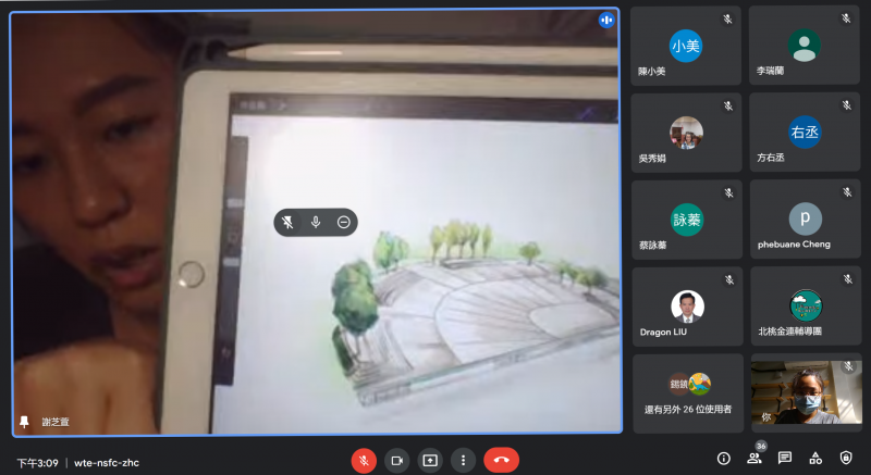 老師介紹繪本範例與推薦繪圖的數位應用軟體