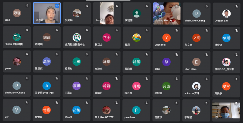 認真上課的學員們，老師帶同學練習先用故事接龍的方式把一段故事描述的細節越加完整，這樣繪本的畫面架構就會更清晰