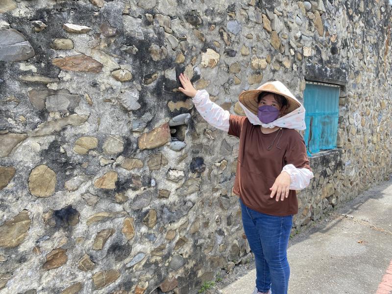 跟著導覽人員探詢秘境，拍攝影像注意導覽者與建築物的比率與角度。