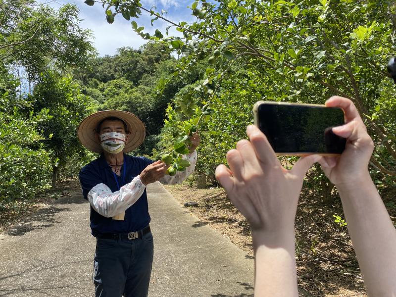 農事職人動作太快，攝影者快狠準的按下快門，但光線仍須注意，不宜過曝。