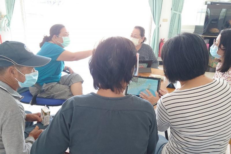 老師介紹 flightradar24全球飛機航班資訊，讓學員知道飛機起落時間。
