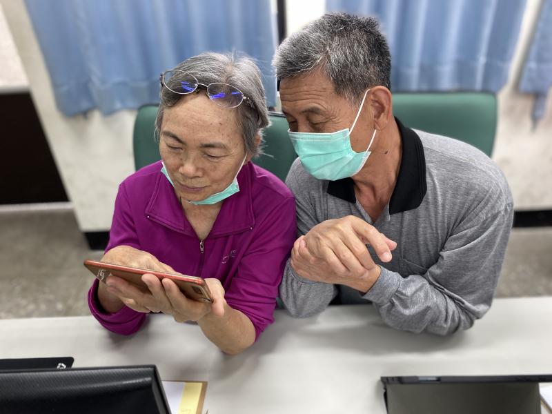 夫妻共同用語音錄下自己的故事